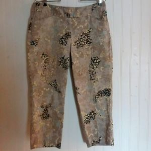 LARRY LEVINE capri style pants. Size 6.